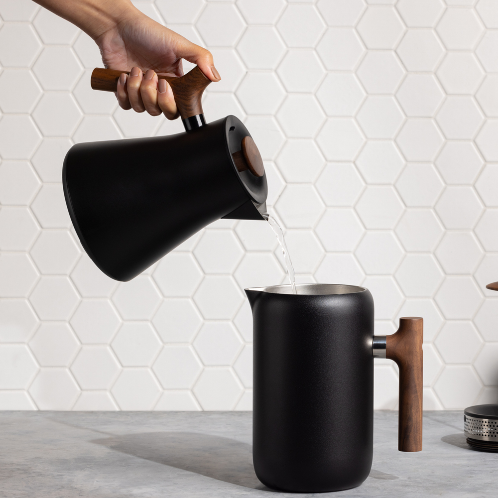 Fellow Corvo EKG Pro elektrisk vattenkokare 0,9 L mattsvart/valnöt