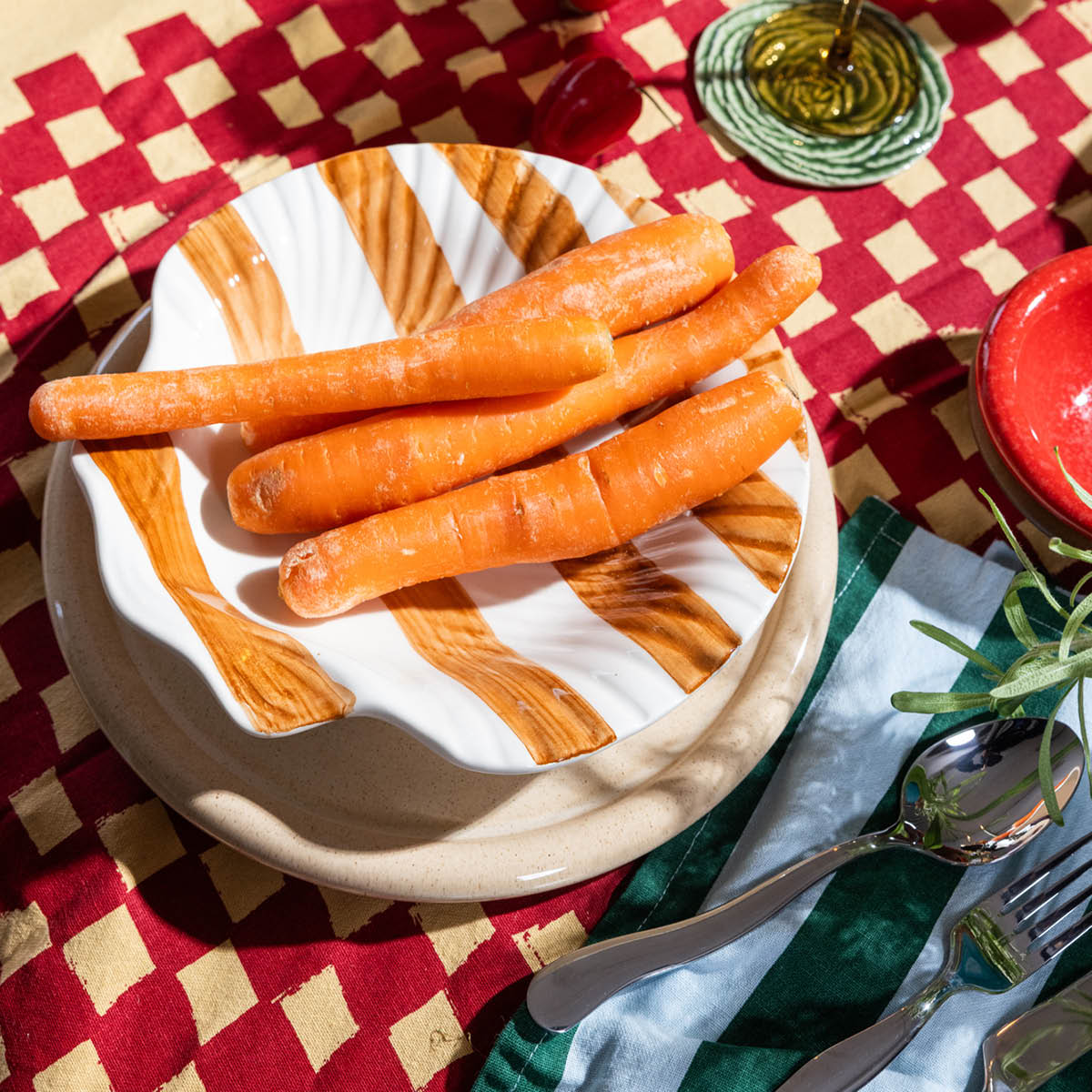 ByOn Armona serveringsfat 23,5 cm ränder ljusbrun/vit