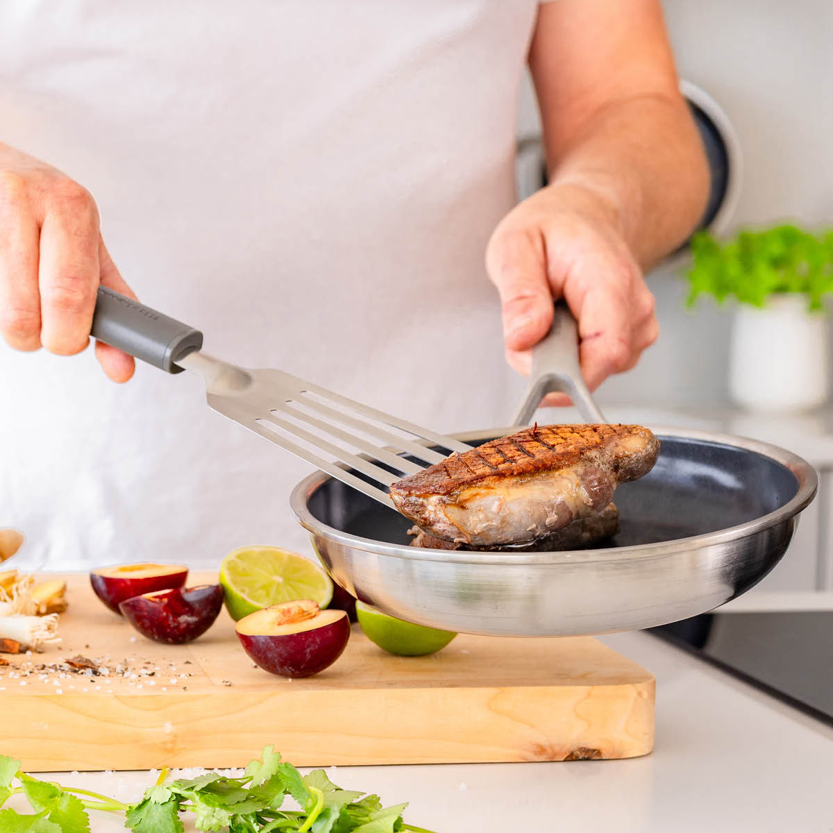 KitchenAid KitchenAid Classic stekspade perforerad 32 cm charcoal grey