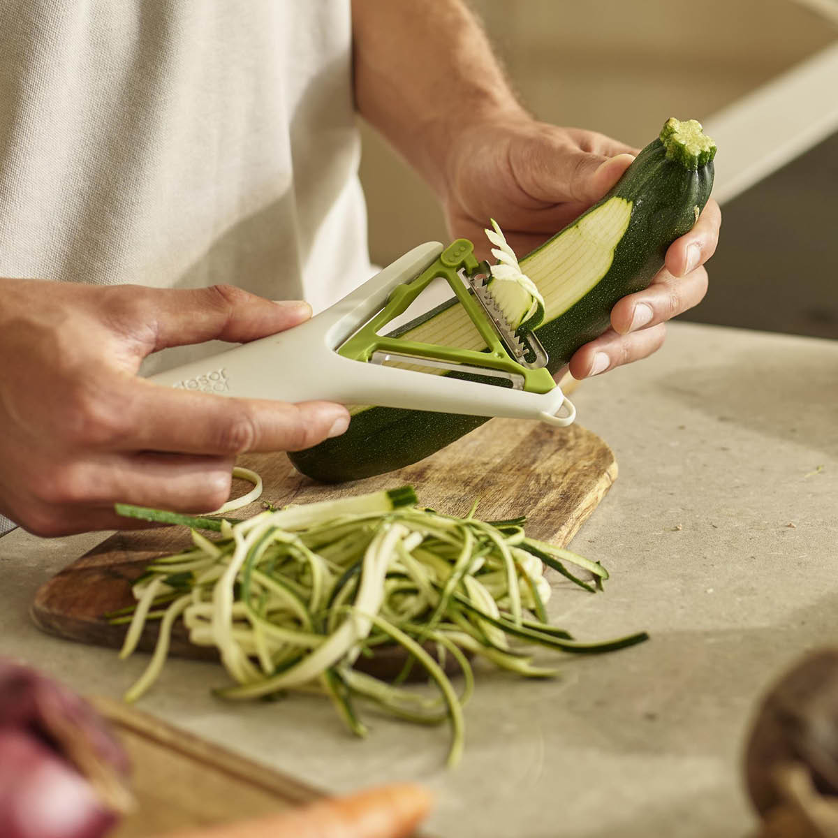 Joseph Joseph 2 i 1 skreller 16 cm hvit/grønn