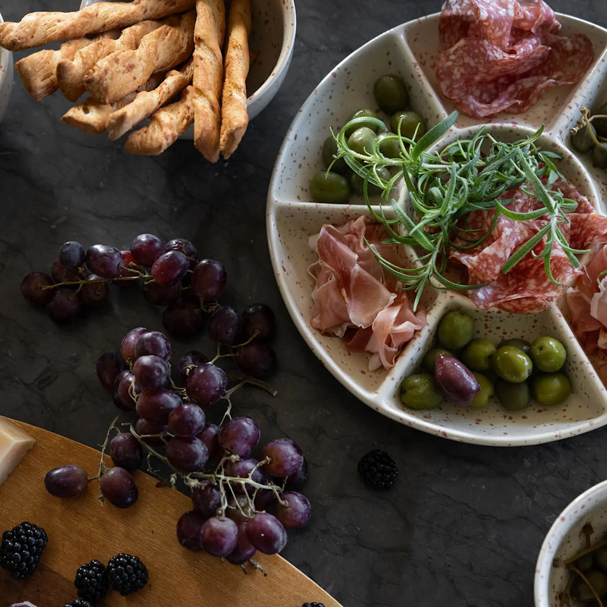 Sagaform Ditte serveringsfat 26 cm beige/vinröd