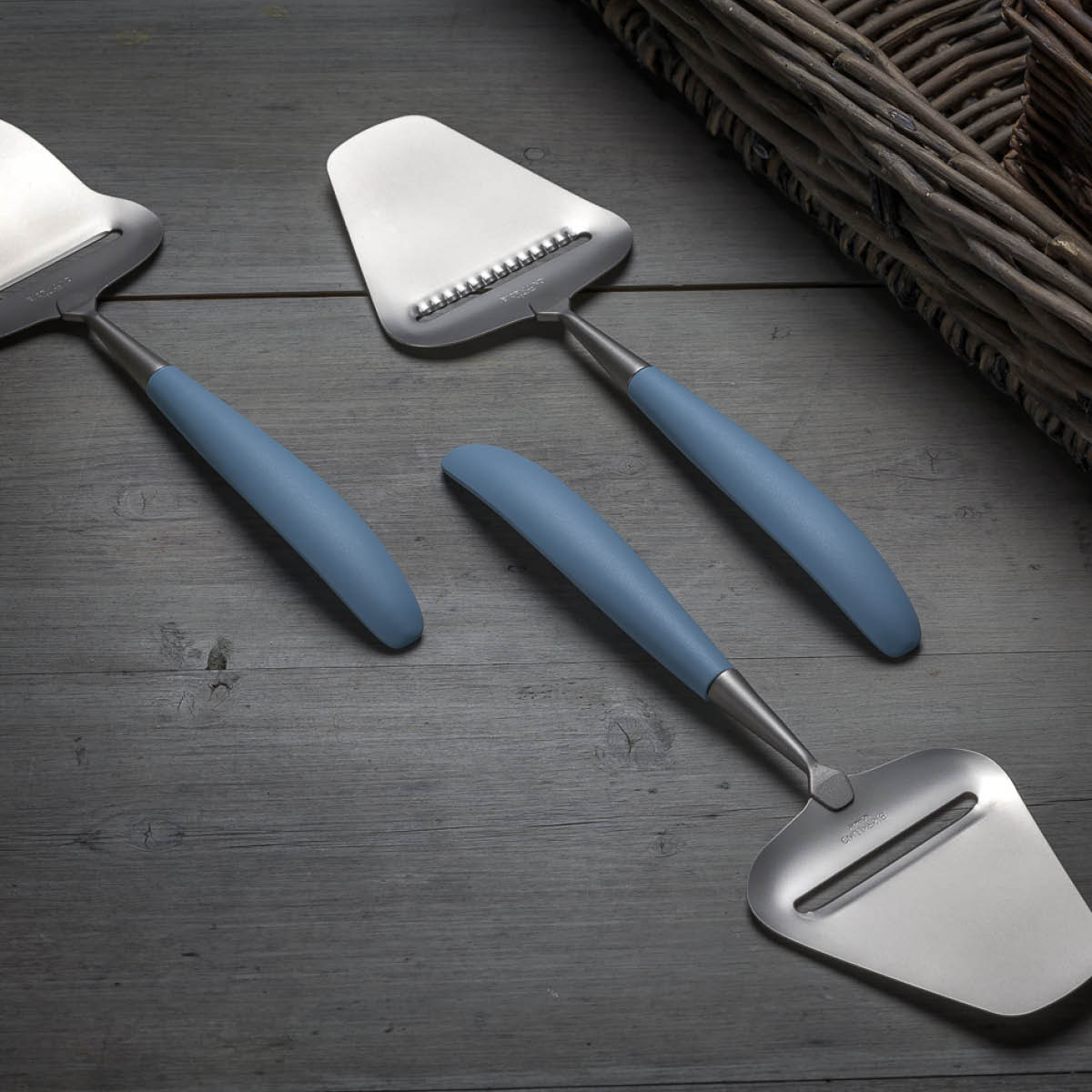 Bjørklund Osthyvel med räfflor 27,5 cm dimblå