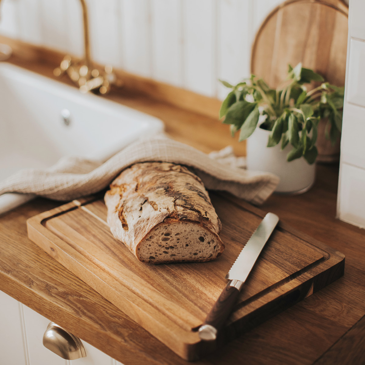 Dorre Skye skjærefjøl i tre 40x30 cm akasie