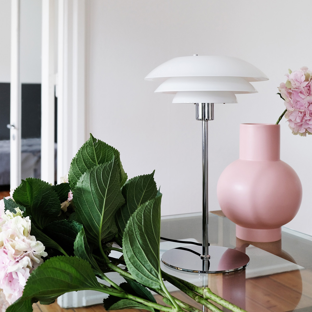 Dyberg Larsen DL31 bordslampa 50 cm opal/krom