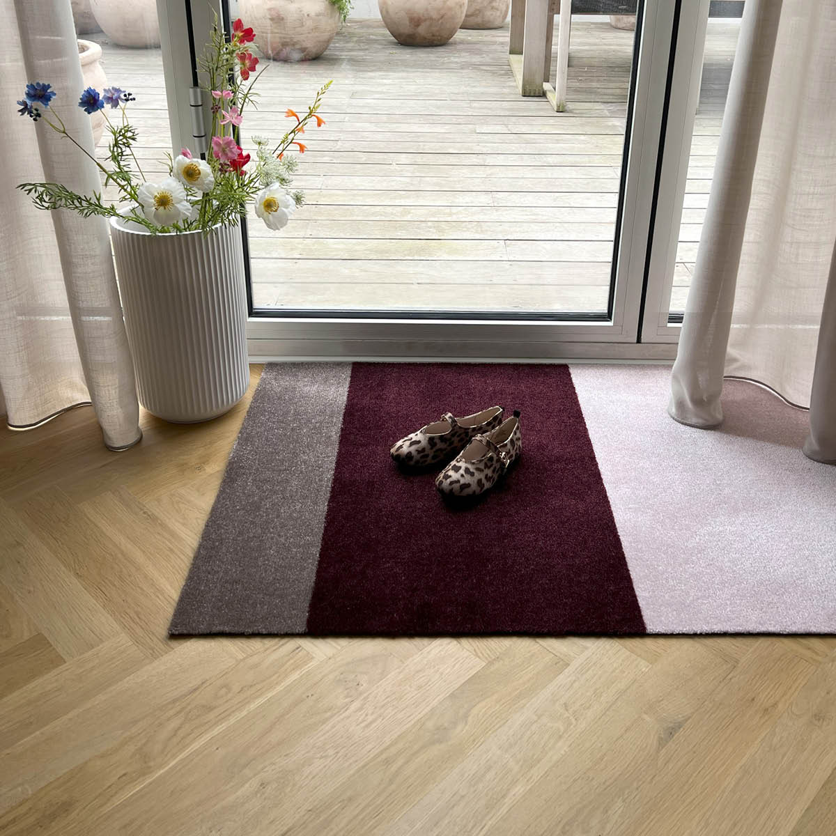 Tica Copenhagen Stripes Horizontally golvmatta 120x67 cm bordeaux/rose/sand