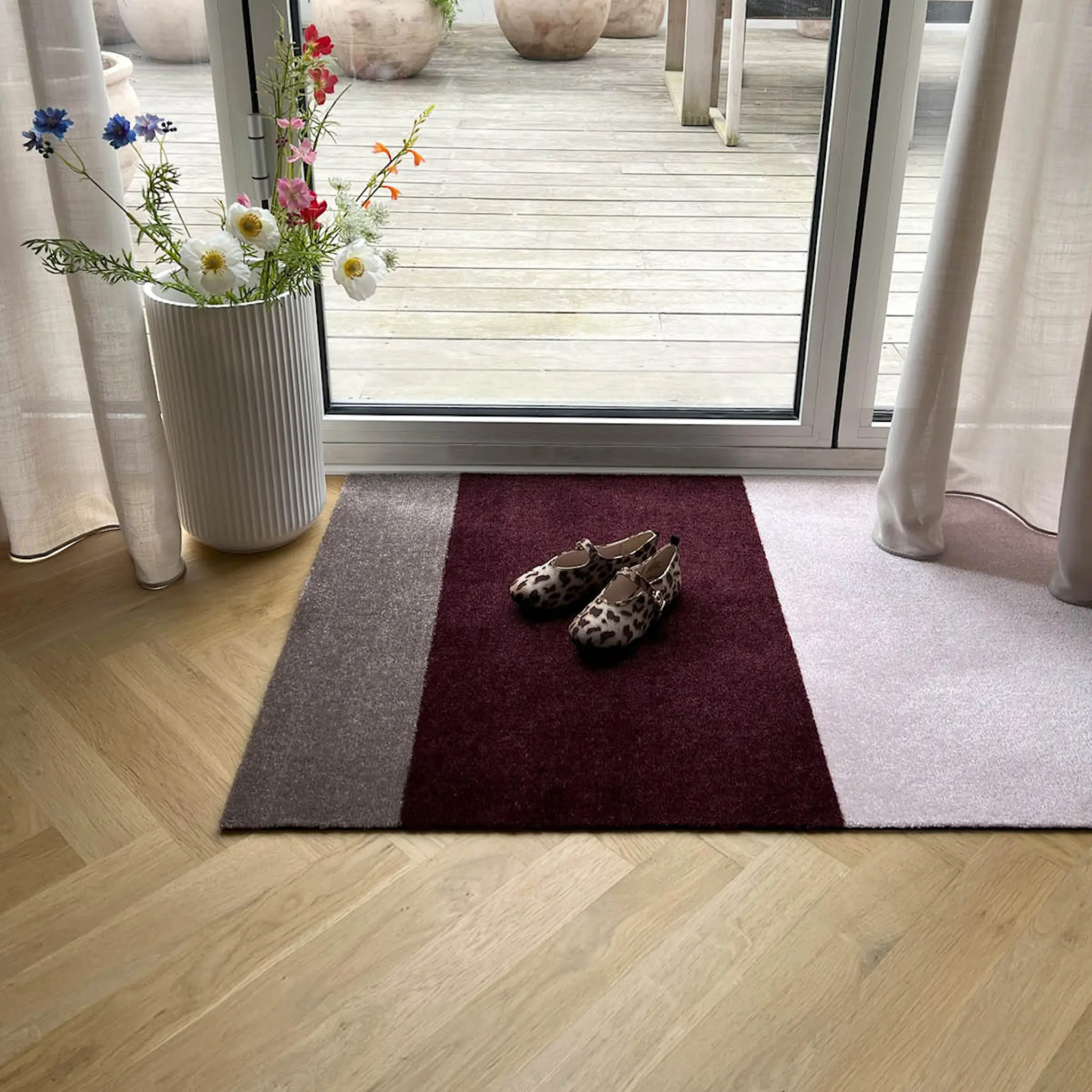 Tica Copenhagen Stripes Horizontally golvmatta 120x67 cm bordeaux/rose/sand