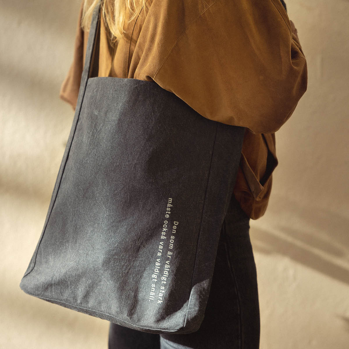 Design House Stockholm Astrid Lindgren tygkasse 40x31 cm Den som är väldigt stark... svart