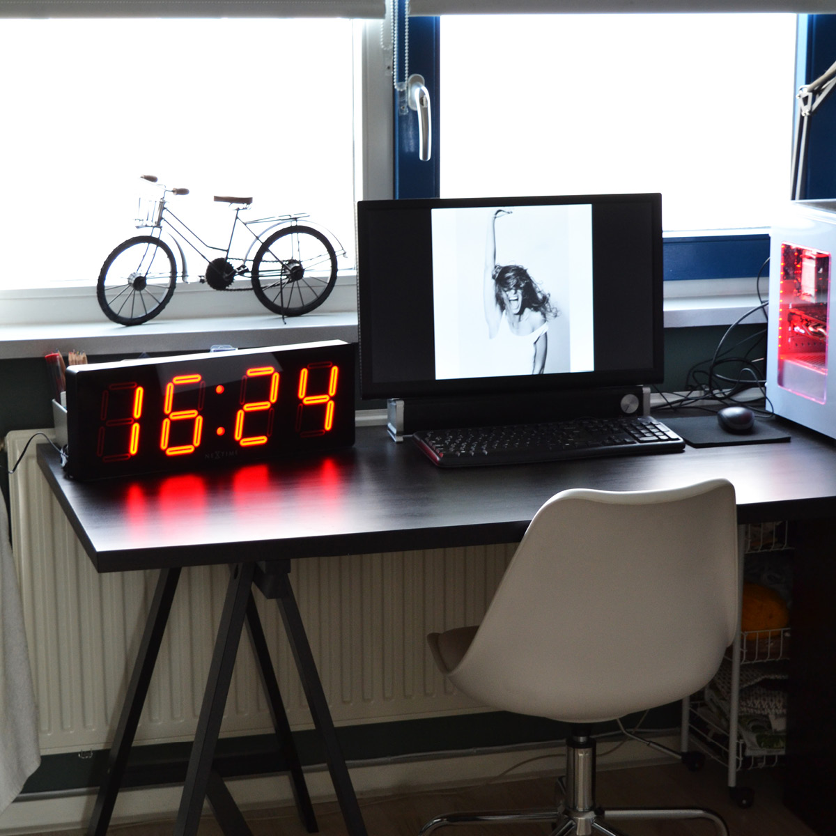 NeXtime Big D LED-klocka 51 cm svart
