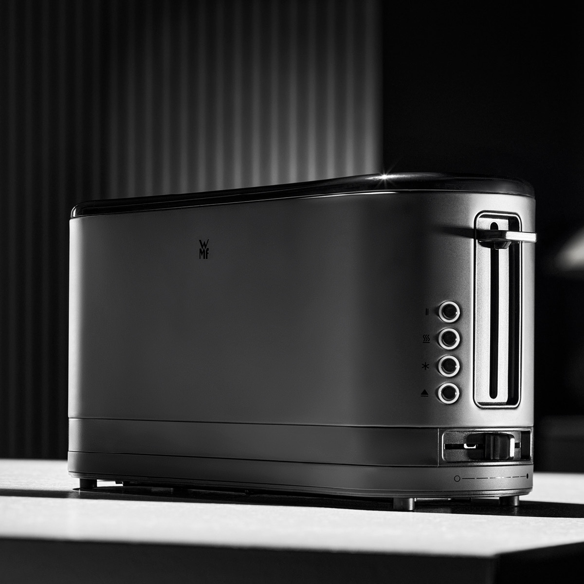 WMF KitchenMinis brødrister med lang rille 900W svart