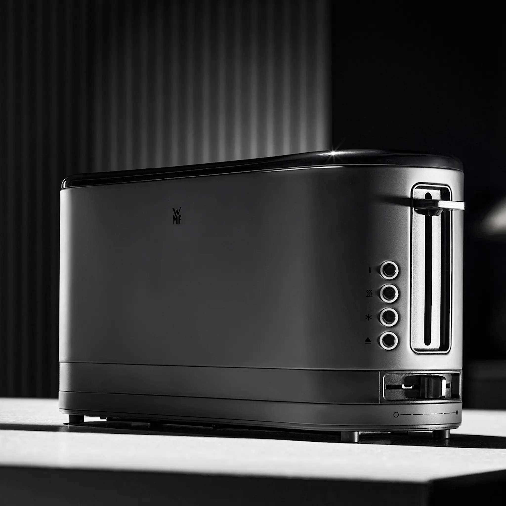 WMF KitchenMinis brödrost 2 skivor lång öppning 900W svart