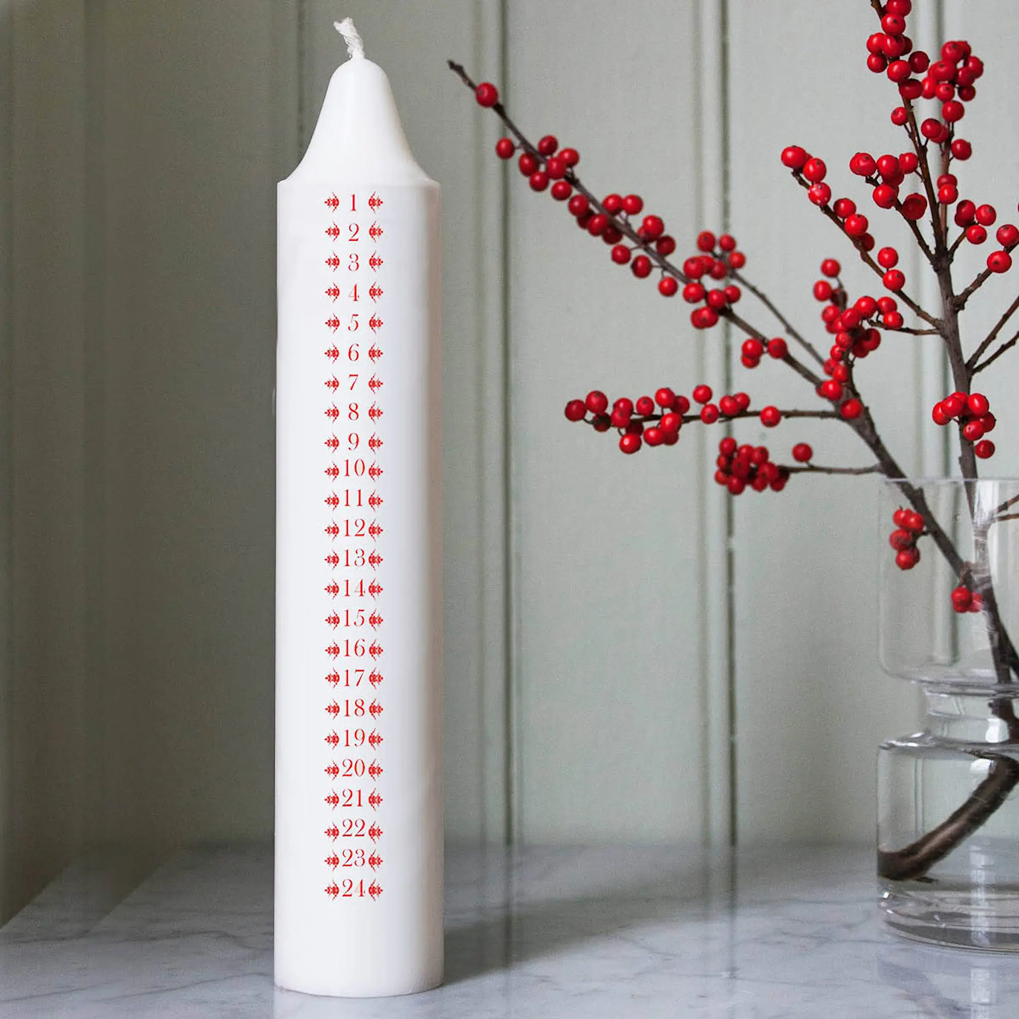 Liljeholmens Gille kalenderlys Allmoge 1-24 27 cm rød