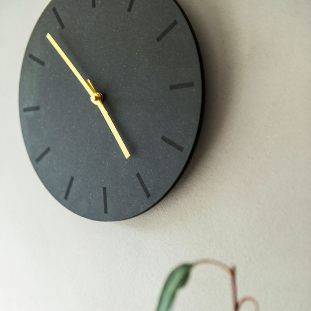 Hemverk Gunpowder väggklocka 38 cm Tummanharmaa/Kulta