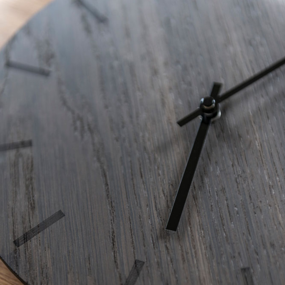 Hemverk Dark Oak Seinäkello 38 cm Tumma tammi/Musta