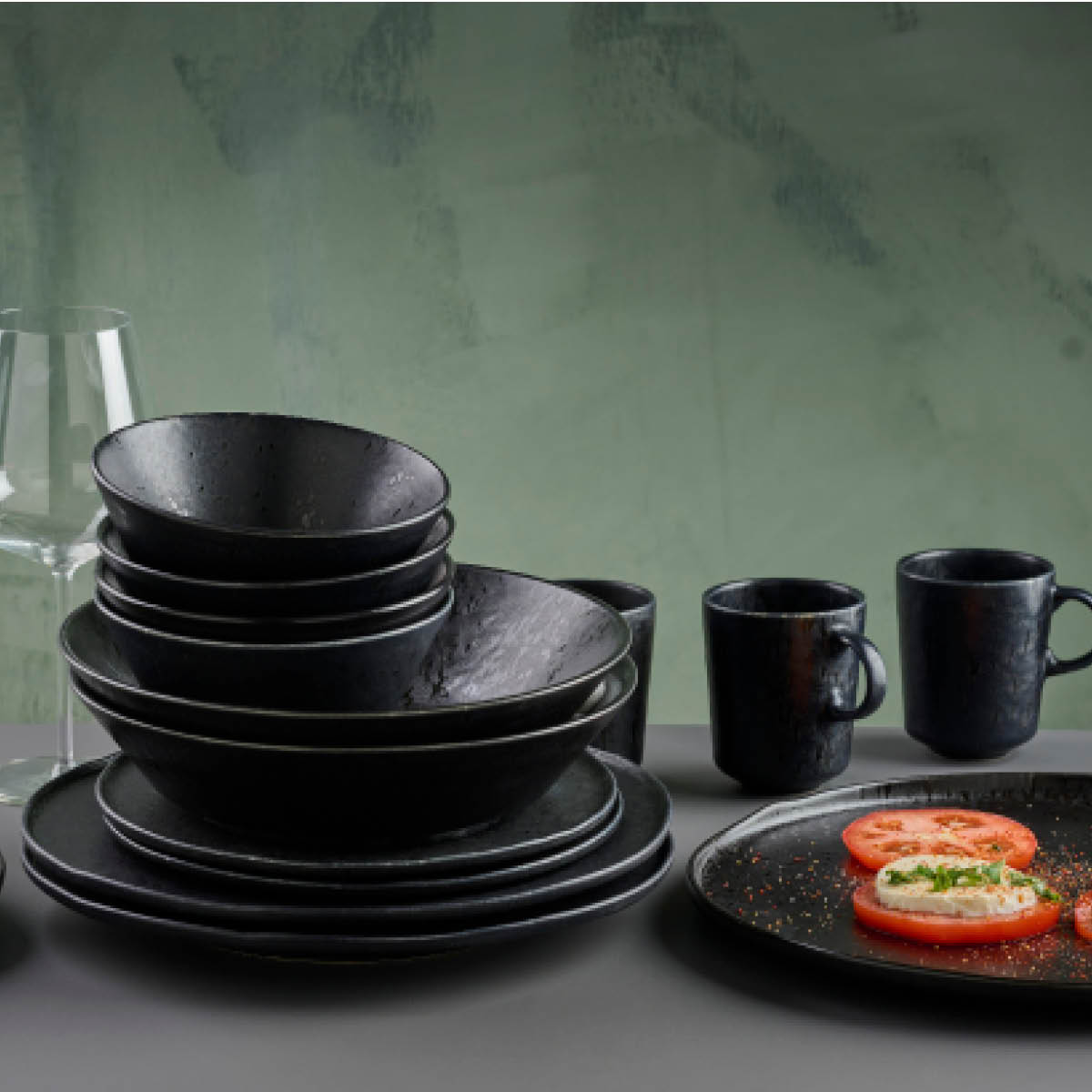 Modern House Black Satin fat 32 cm