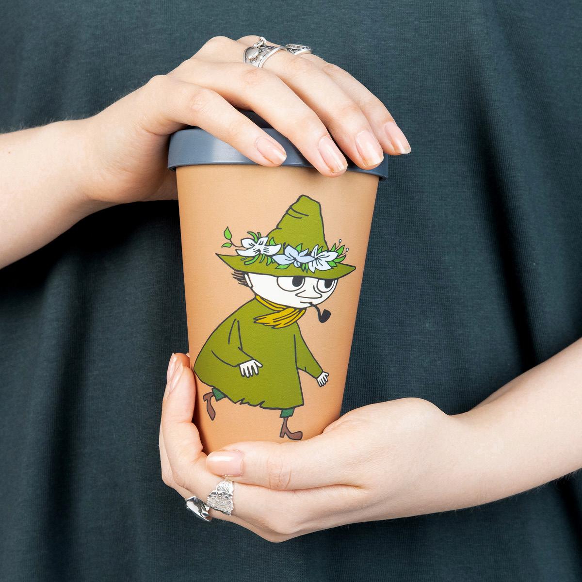 Nordicbuddies Mumin take away mugg 45 cl Snusmumriken av äventyrlig brun