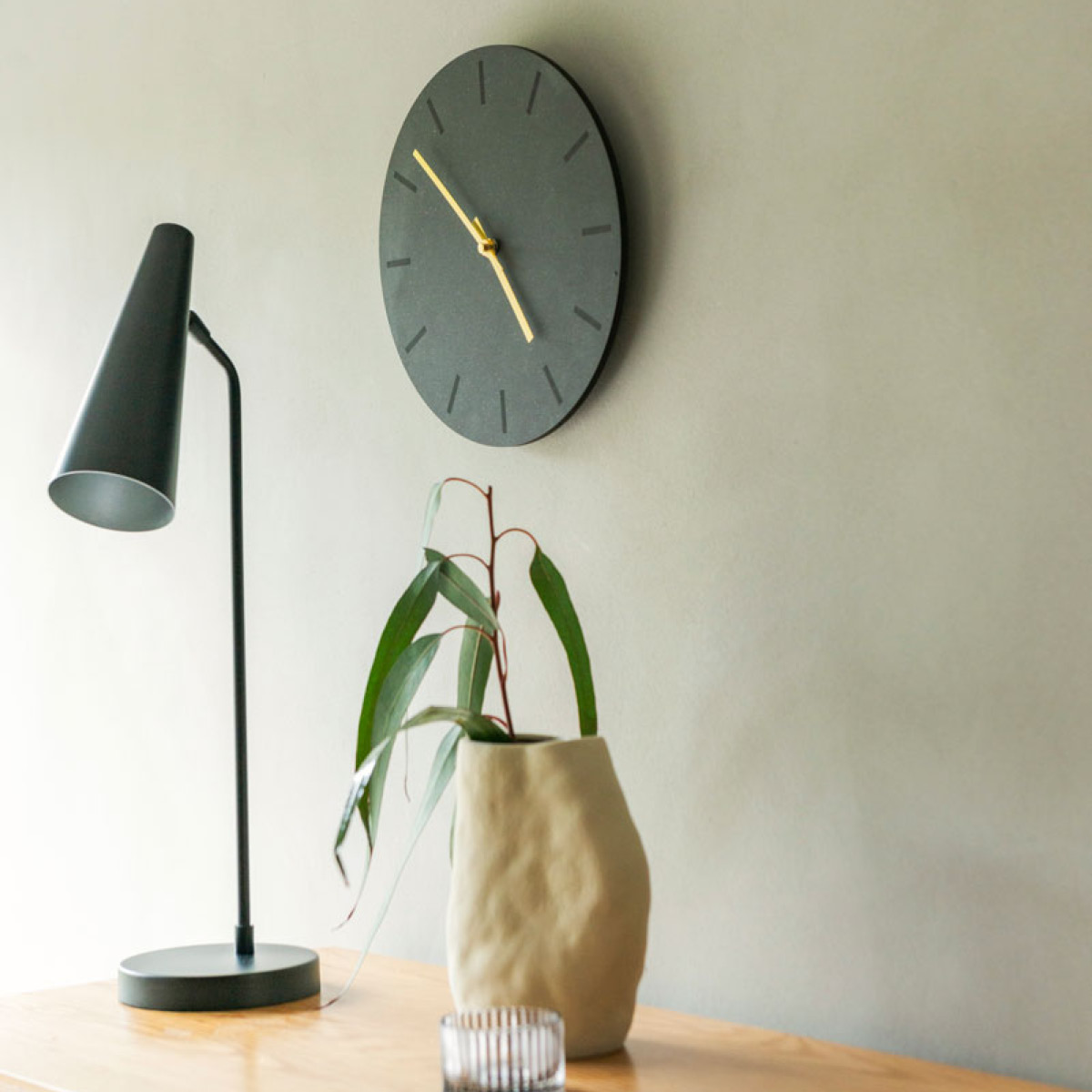 Hemverk Gunpowder väggklocka 28 cm mörkgrå med silvervisare