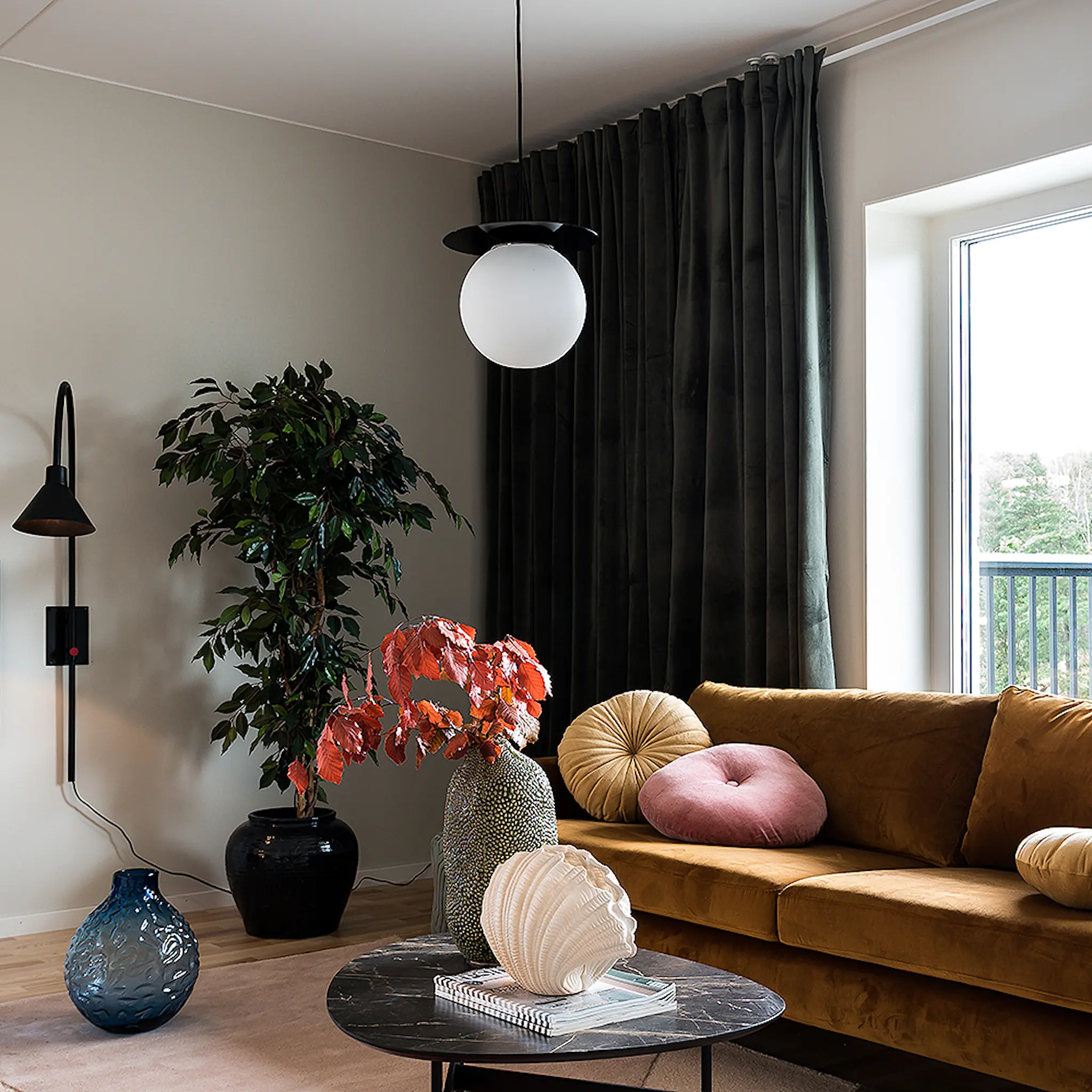 ByOn Lush Globe Taklampa 27 cm Svart/vit