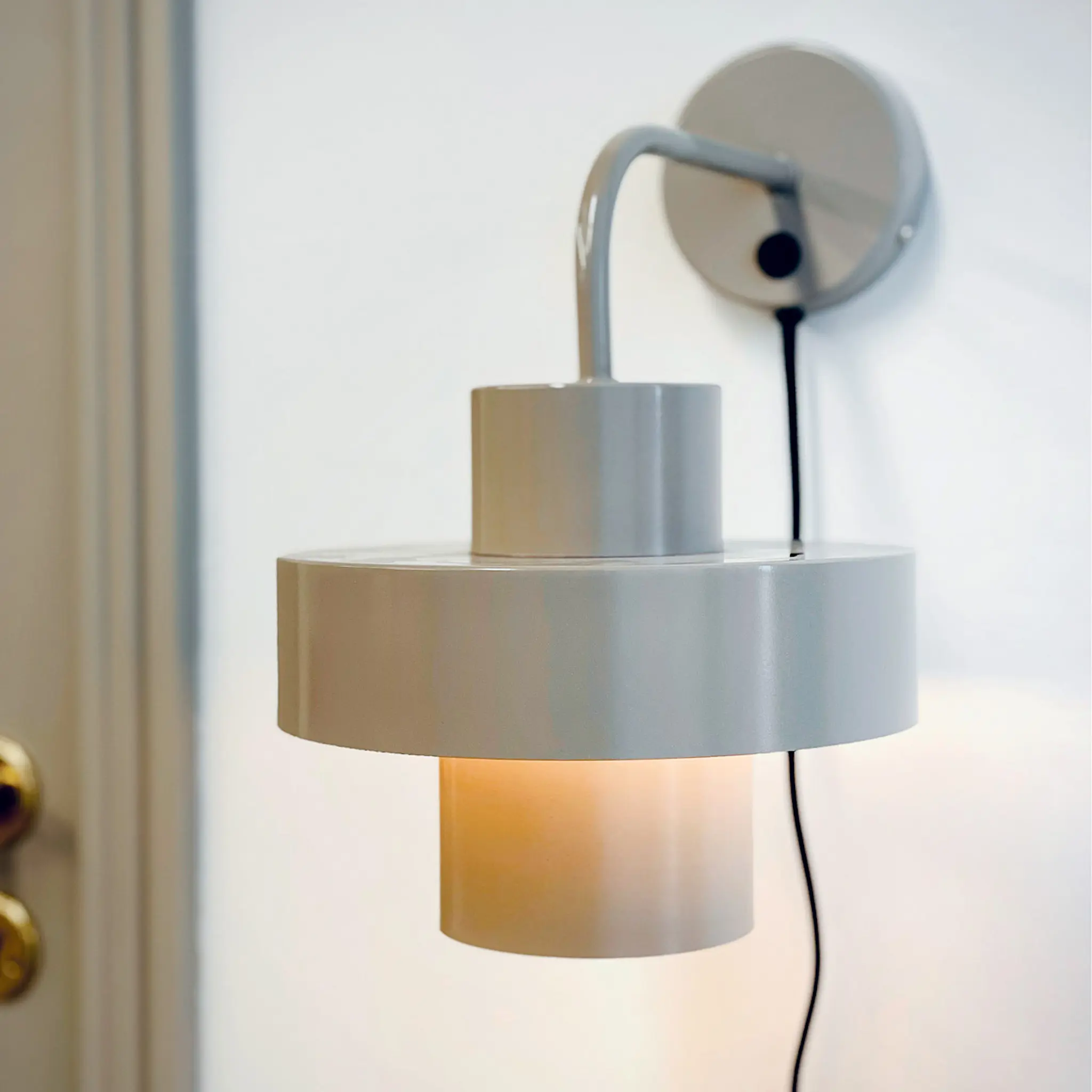 Dyberg Larsen Stoke vägglampa 29 cm varmgrå
