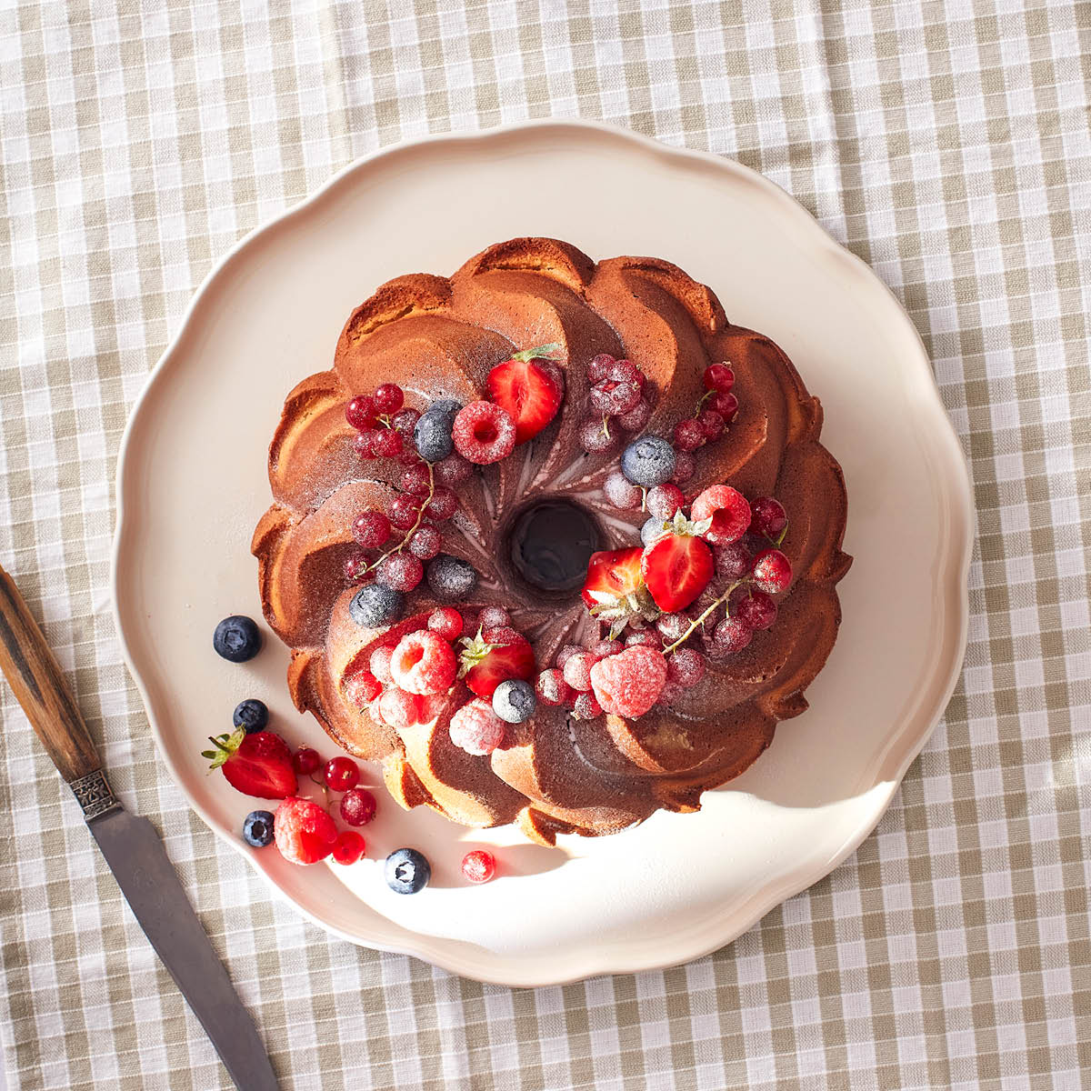 Emile Henry Madeleine Tarjoiluastia 31 cm Cream