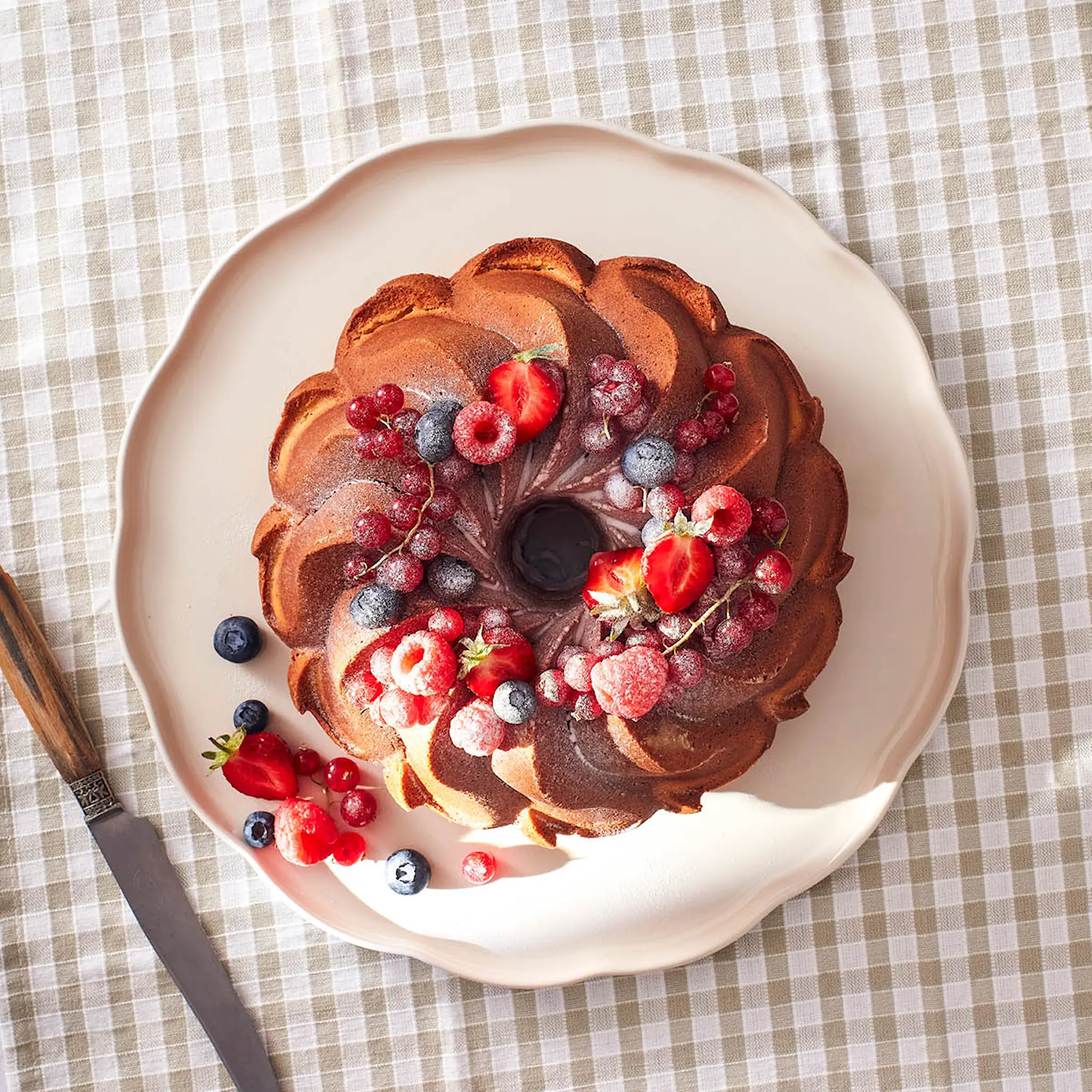 Emile Henry Madeleine Tarjoiluastia 31 cm Cream