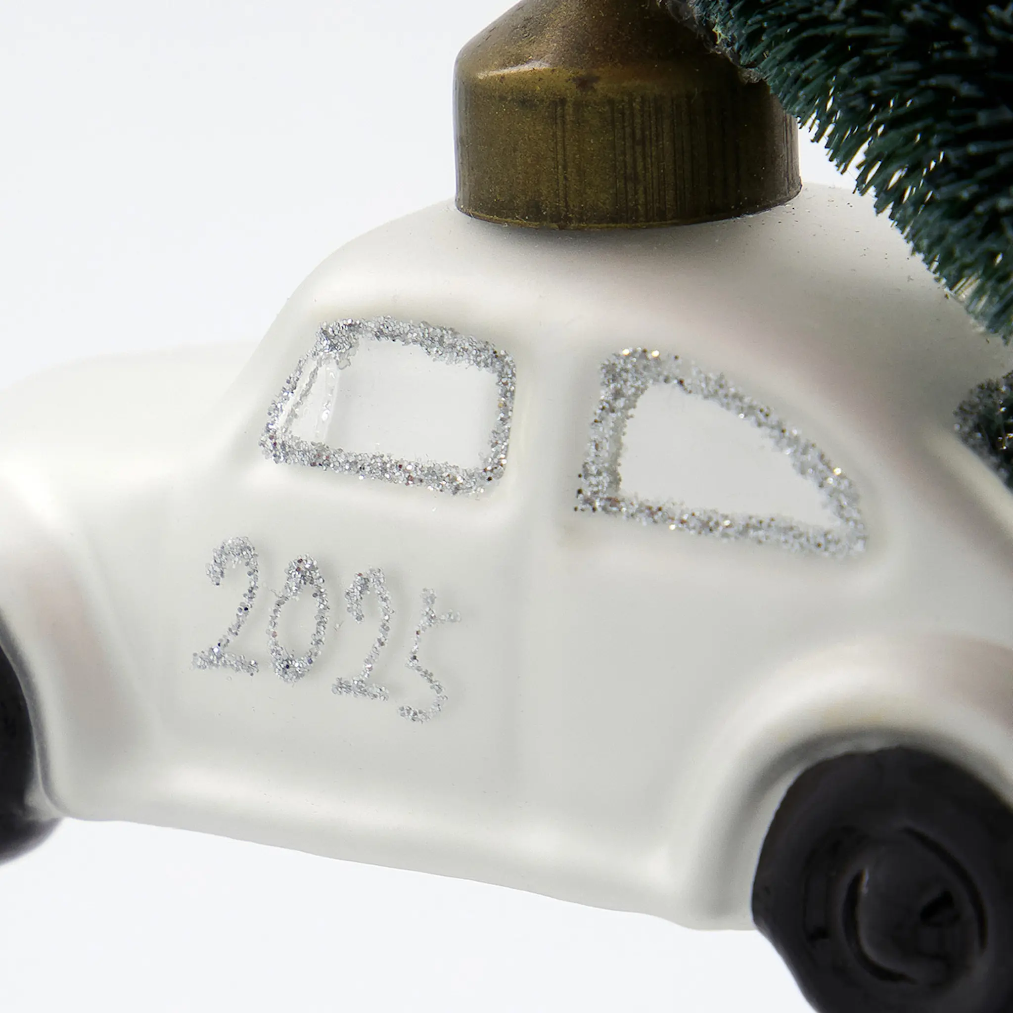 House Doctor Xmas Car 2025 julpynt bil hänge 10,5 cm vit/silver