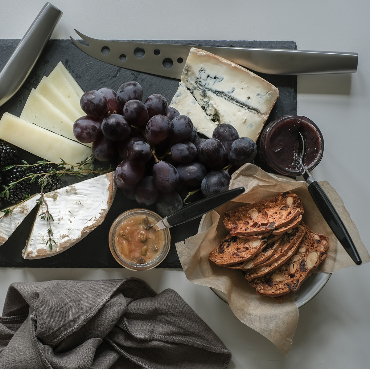 Modern House Black ostset 2 delar grå