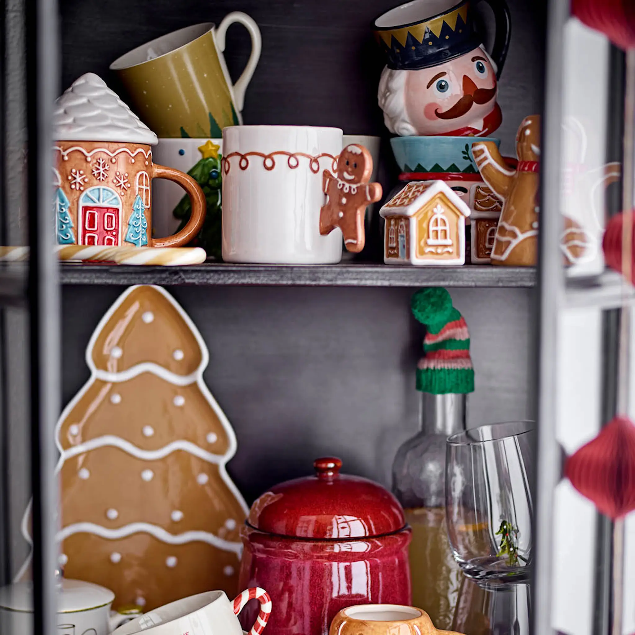 Bloomingville Ginnie mugg med lock 37 cl pepparkakshus