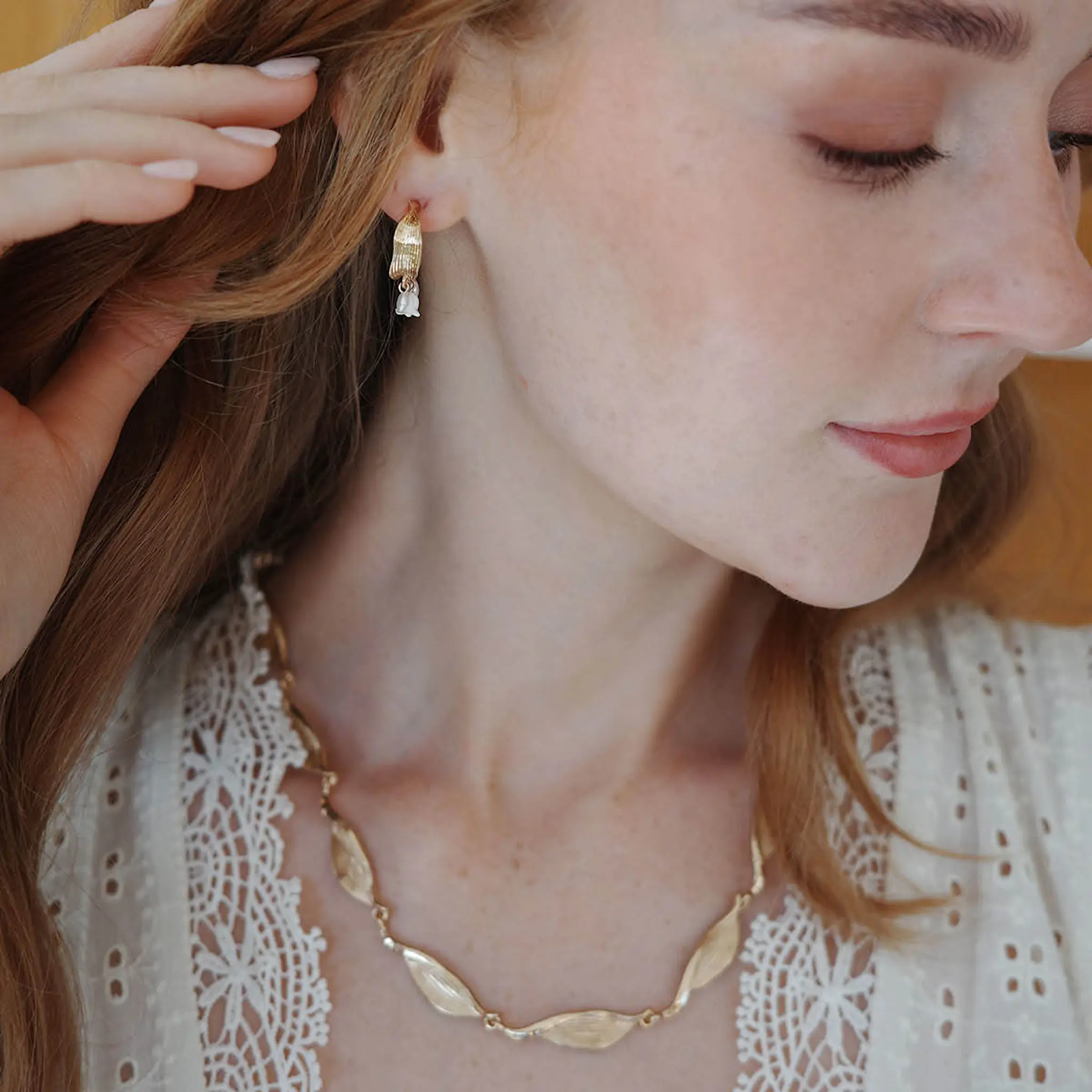 A&C Oslo AS Lilies & Pearls øredobber 23 mm gull/hvit