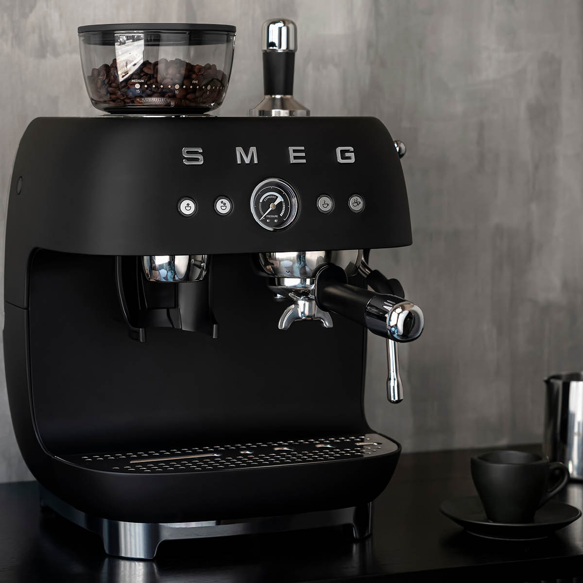 Smeg Smeg manuell espressomaskin med kvarn EGF03 matt svart