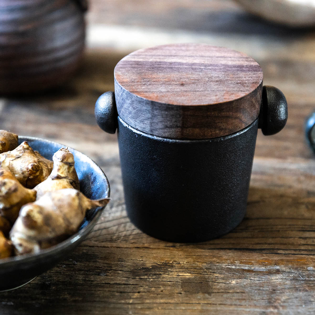 Satake Mortteli kannella 10x8,5 cm Valurauta/Pähkinäpuu