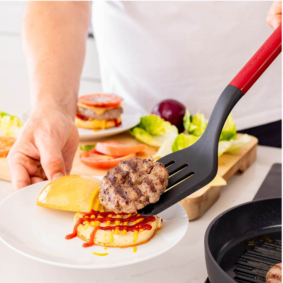 KitchenAid KitchenAid Classic stekespade perforert 34 cm empire red