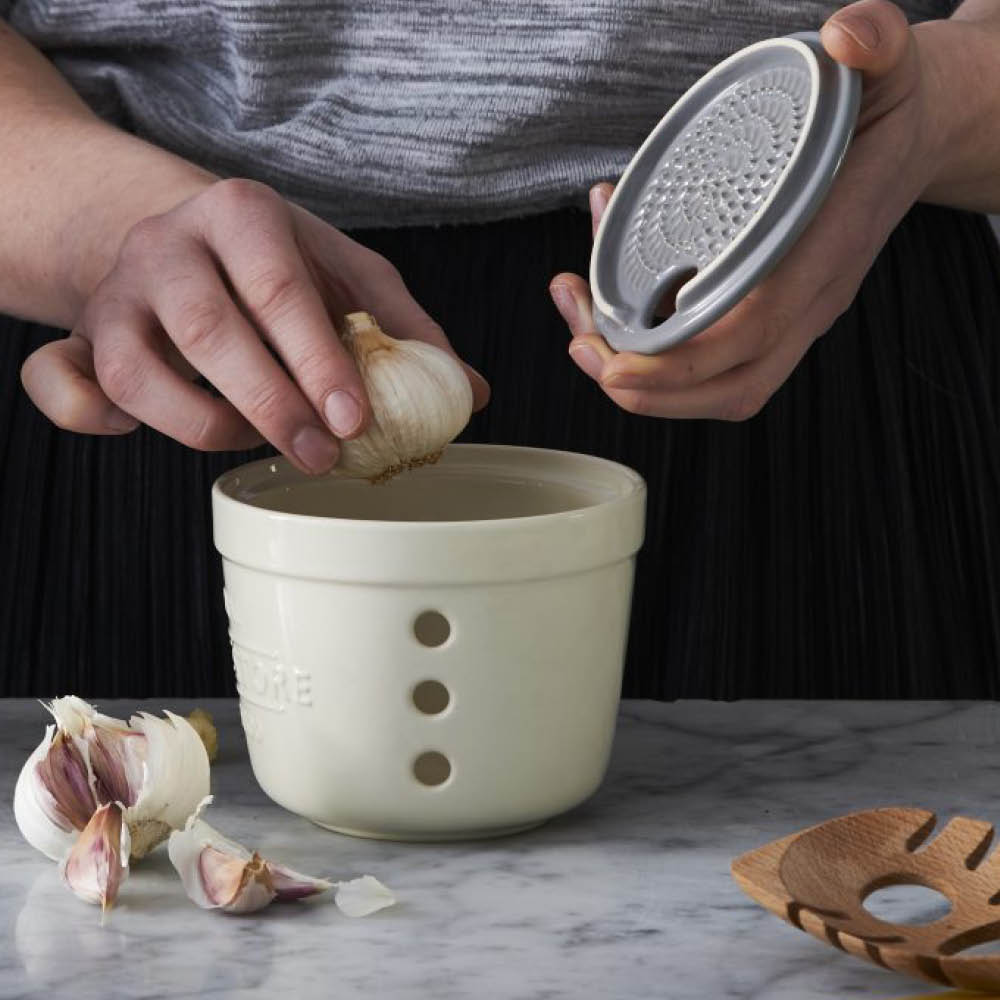 Mason Cash Innovative Kitchen vitlöksgömma med rivlock creme