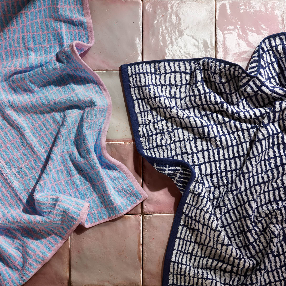 Juna Nuance handduk 70x140 cm mörkblå/vit