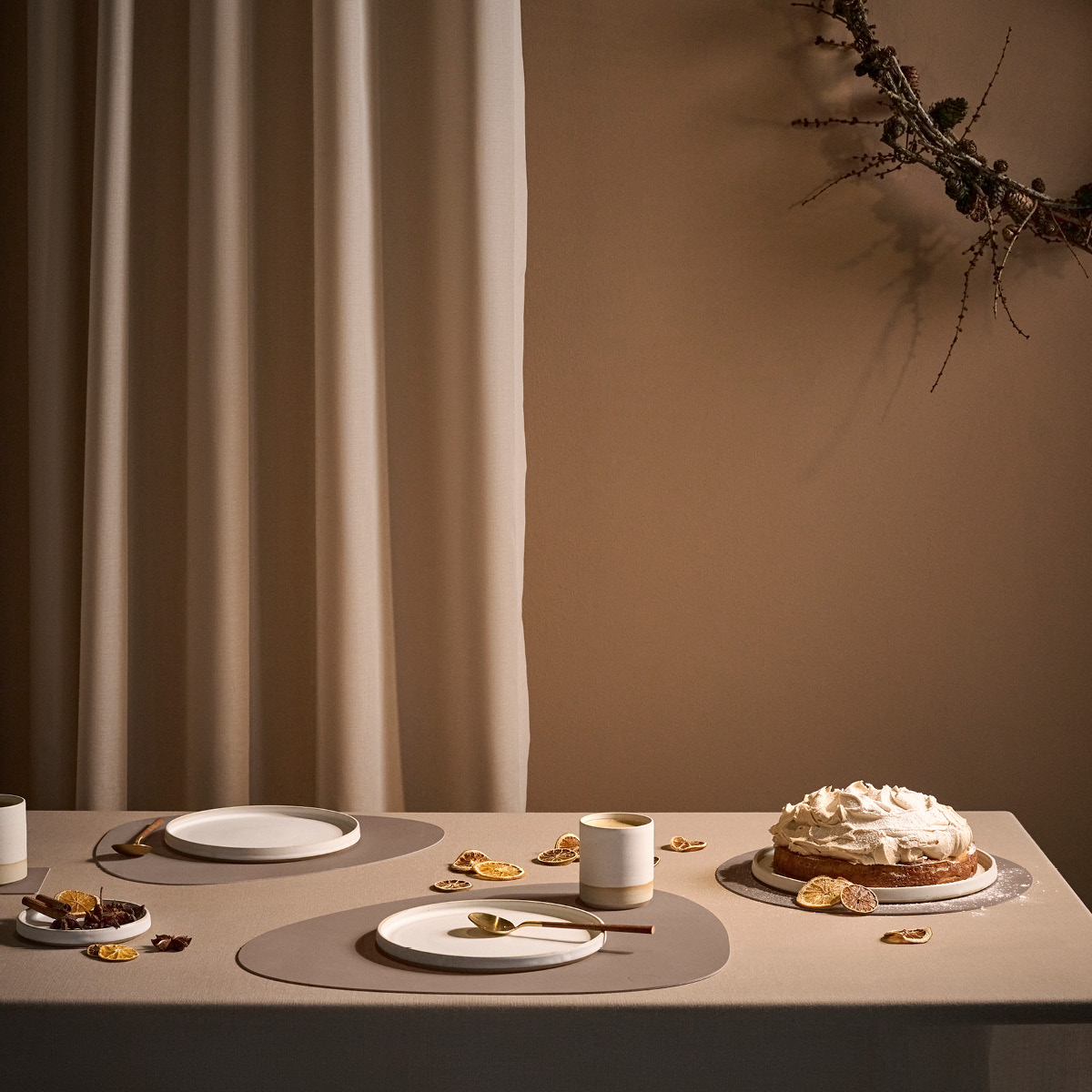 LIND DNA Nupo Curve Bordstablett 37x44 cm Truffle