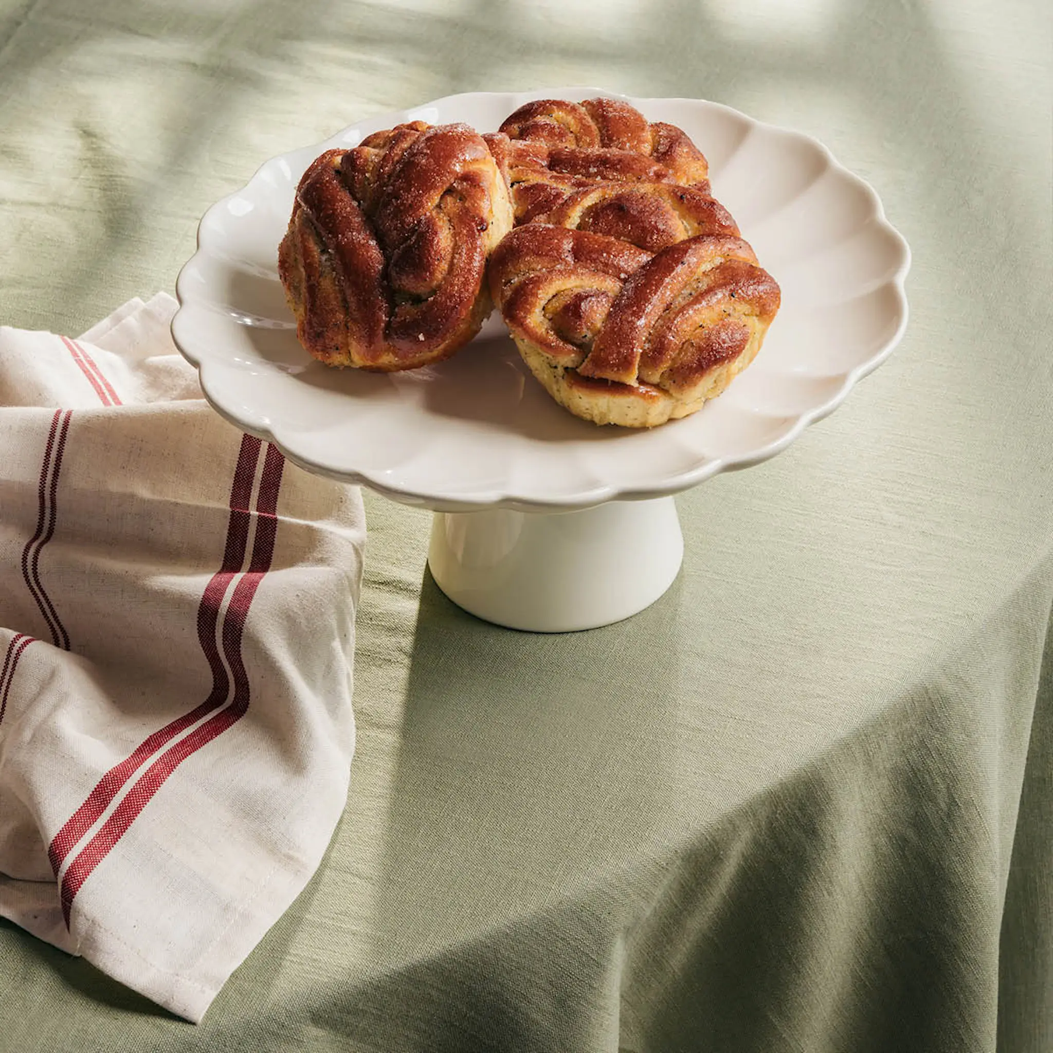 Stiernholm Lotus kakefat på stett 27 cm krem