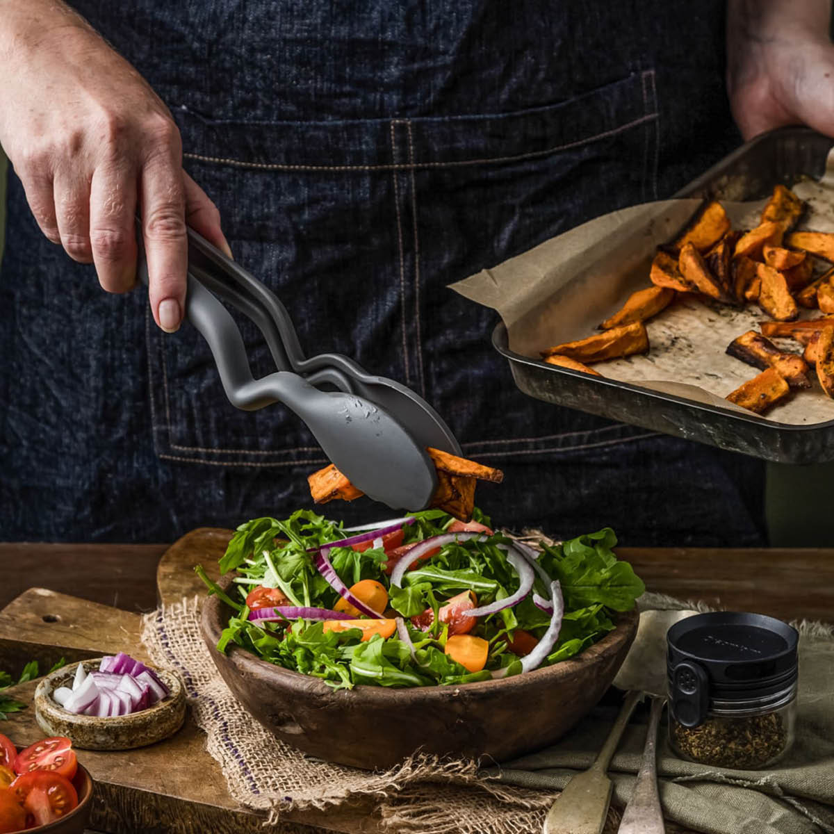 Dreamfarm Kjøkkentang med vinklet håndtak 29 cm grå