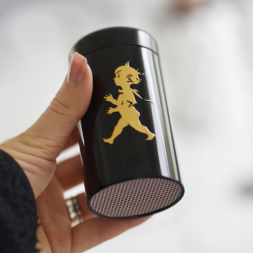 SOLSTICKAN Fyrstikker i boks svart/gull