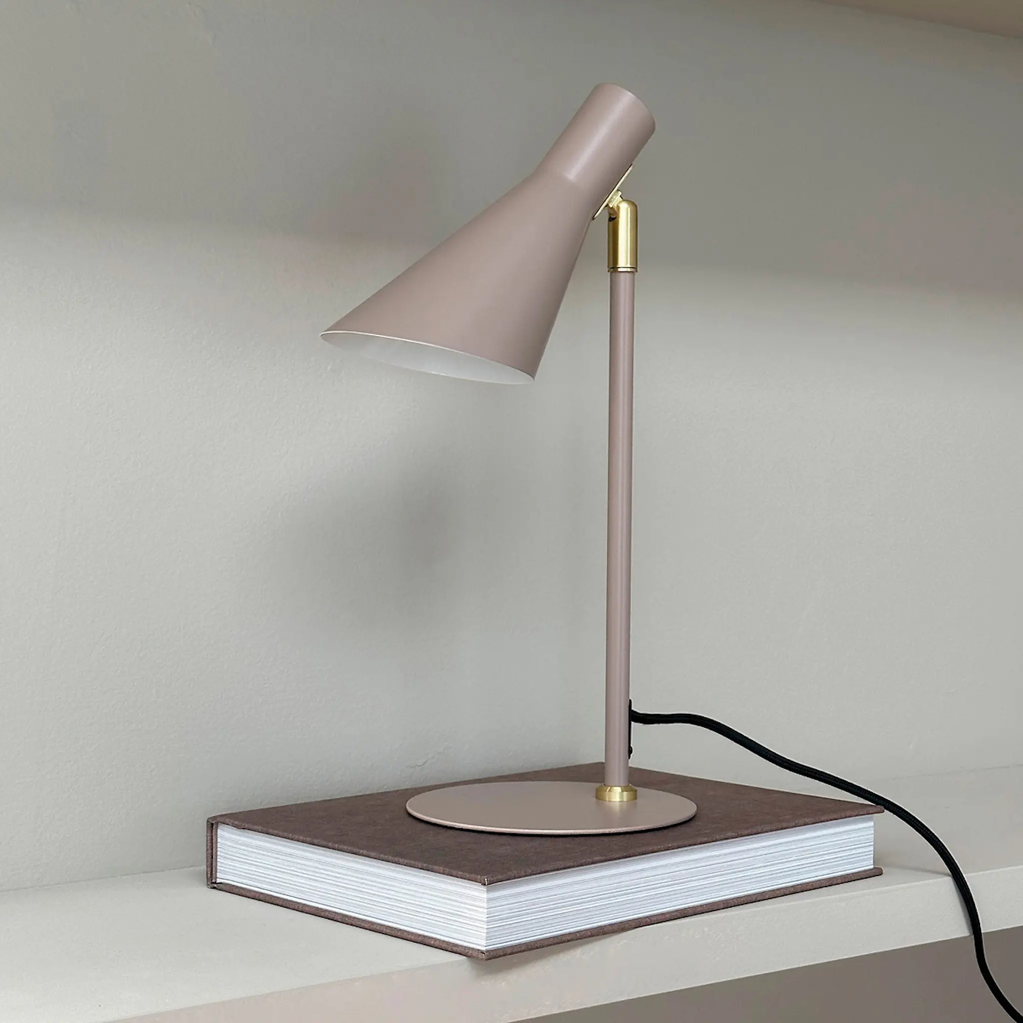 Dyberg Larsen DL12 mini bordslampa 39,5 cm beige/mässing