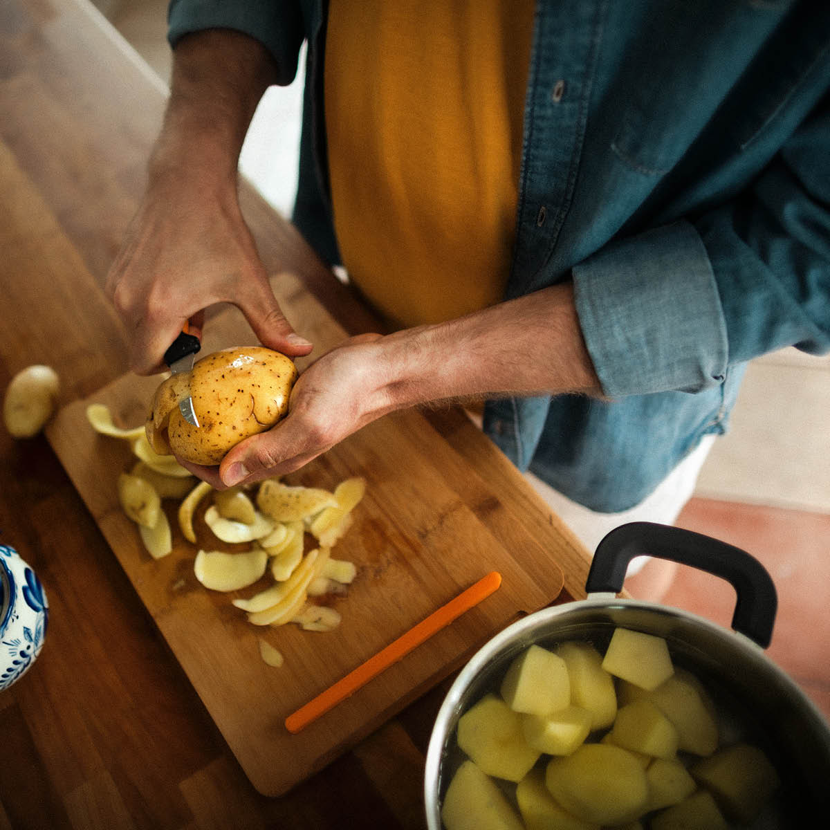 Fiskars Functional Form skrellekniv kurvet 7 cm