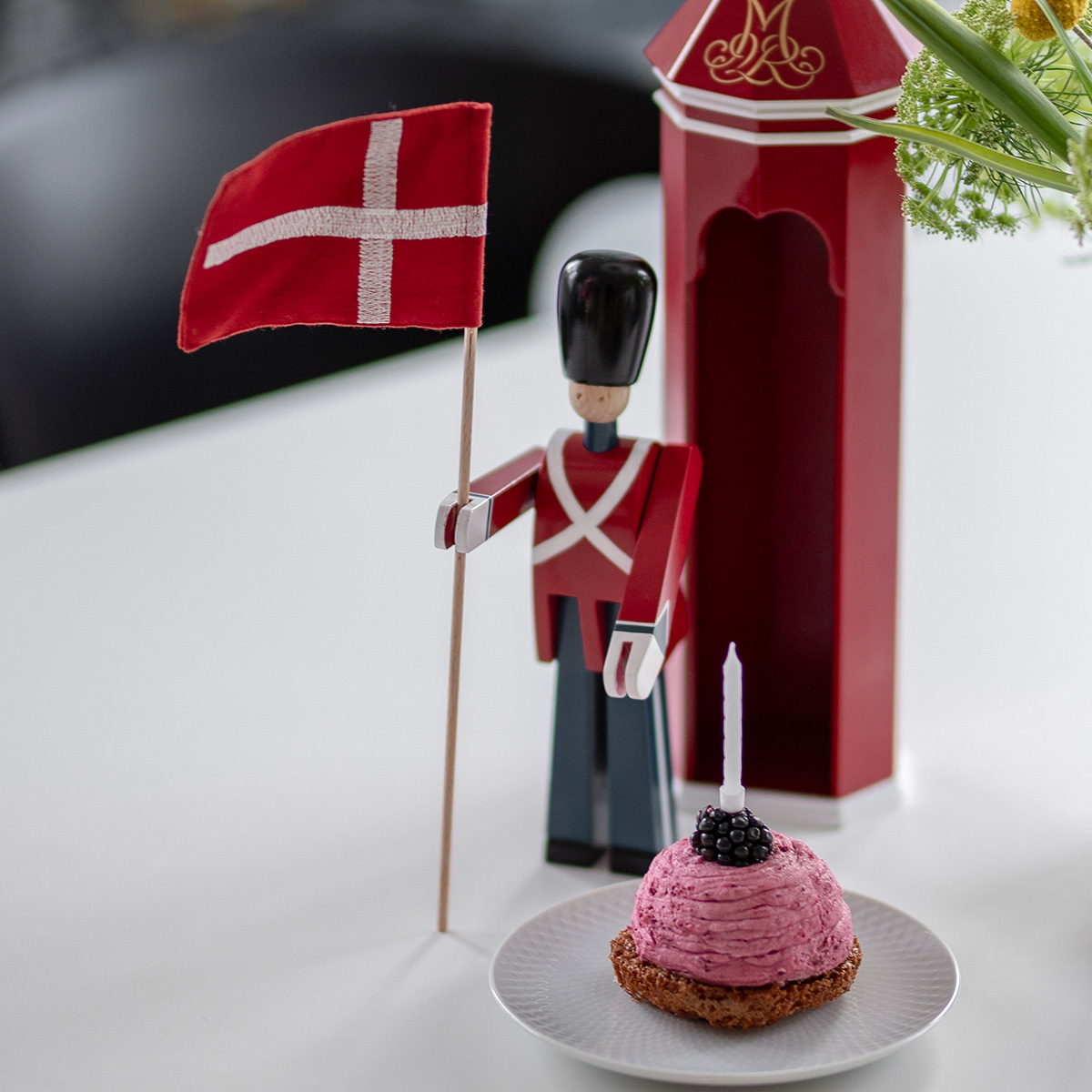 Kay Bojesen Denmark Figurer Fanbärare 29,5 cm Röd/Blå/Vit