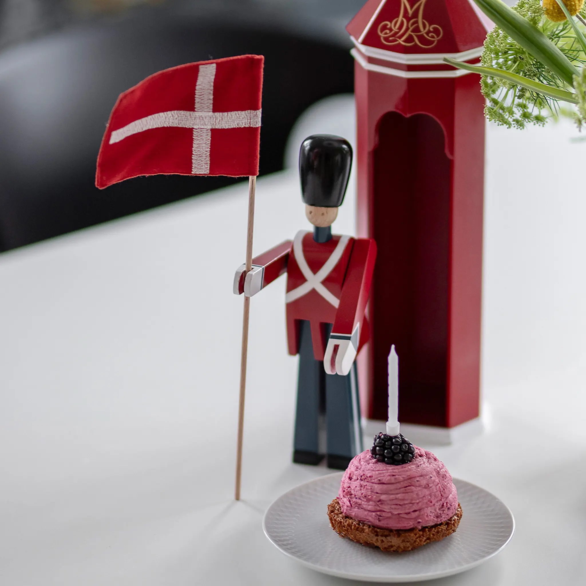 Kay Bojesen Denmark Figurer Fanbärare 29,5 cm Röd/Blå/Vit