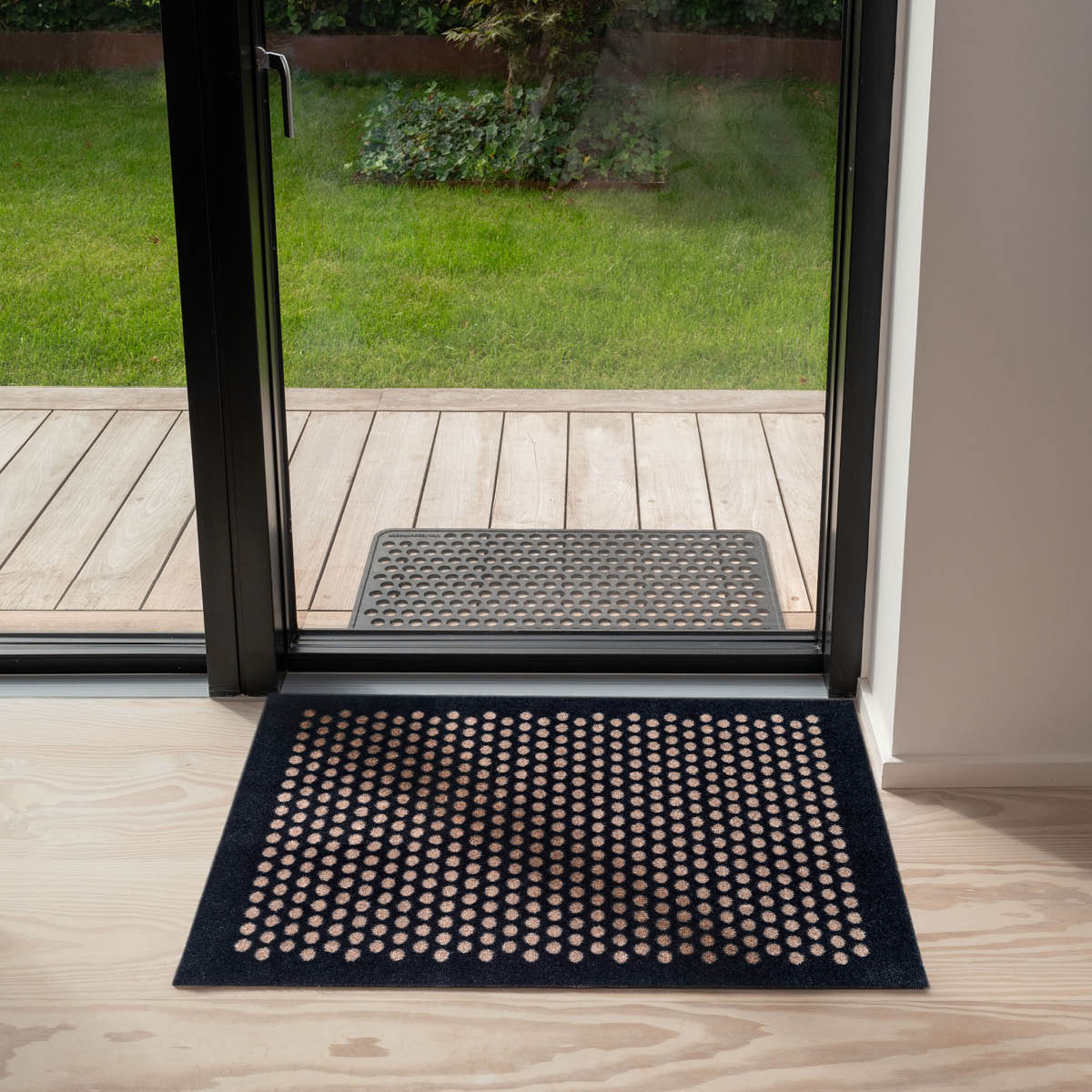 Tica Copenhagen Dot gulvmatte 90x60 cm svart/sand