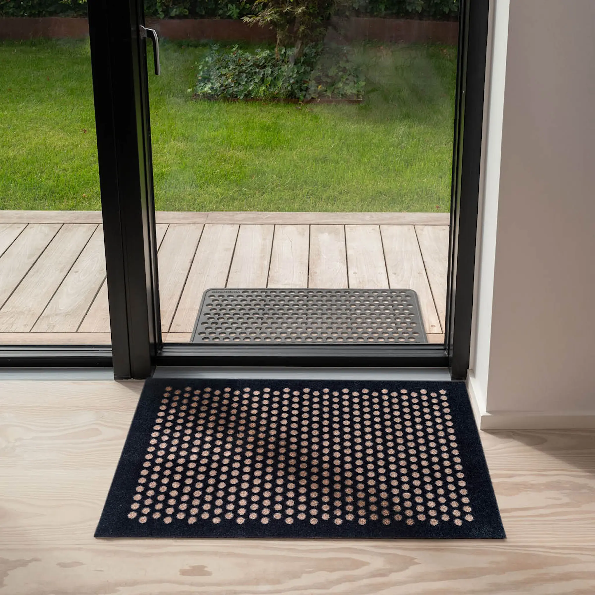 Tica Copenhagen Dot golvmatta 90x60 cm svart/sand