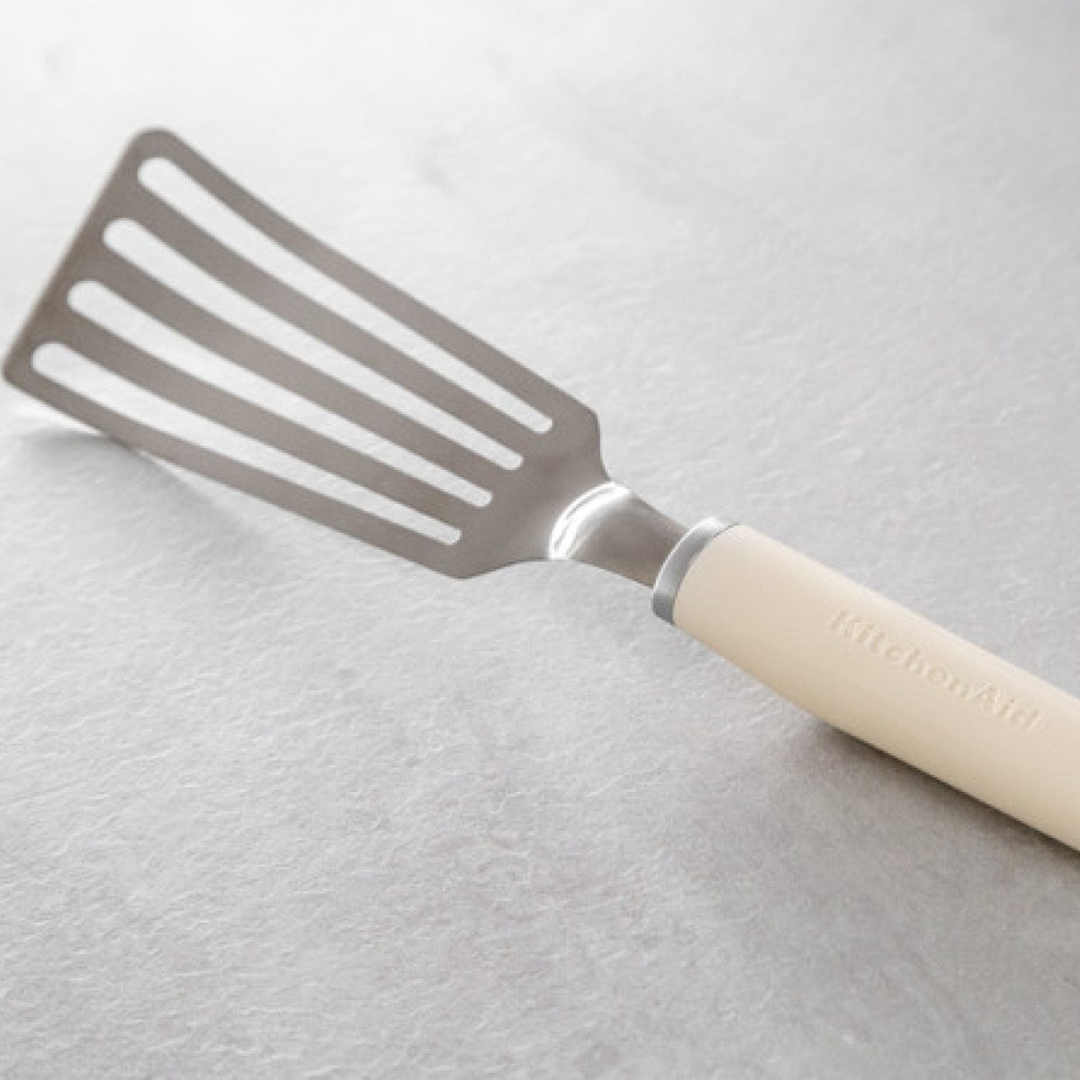 KitchenAid Core stekspade 32,8 cm almond cream