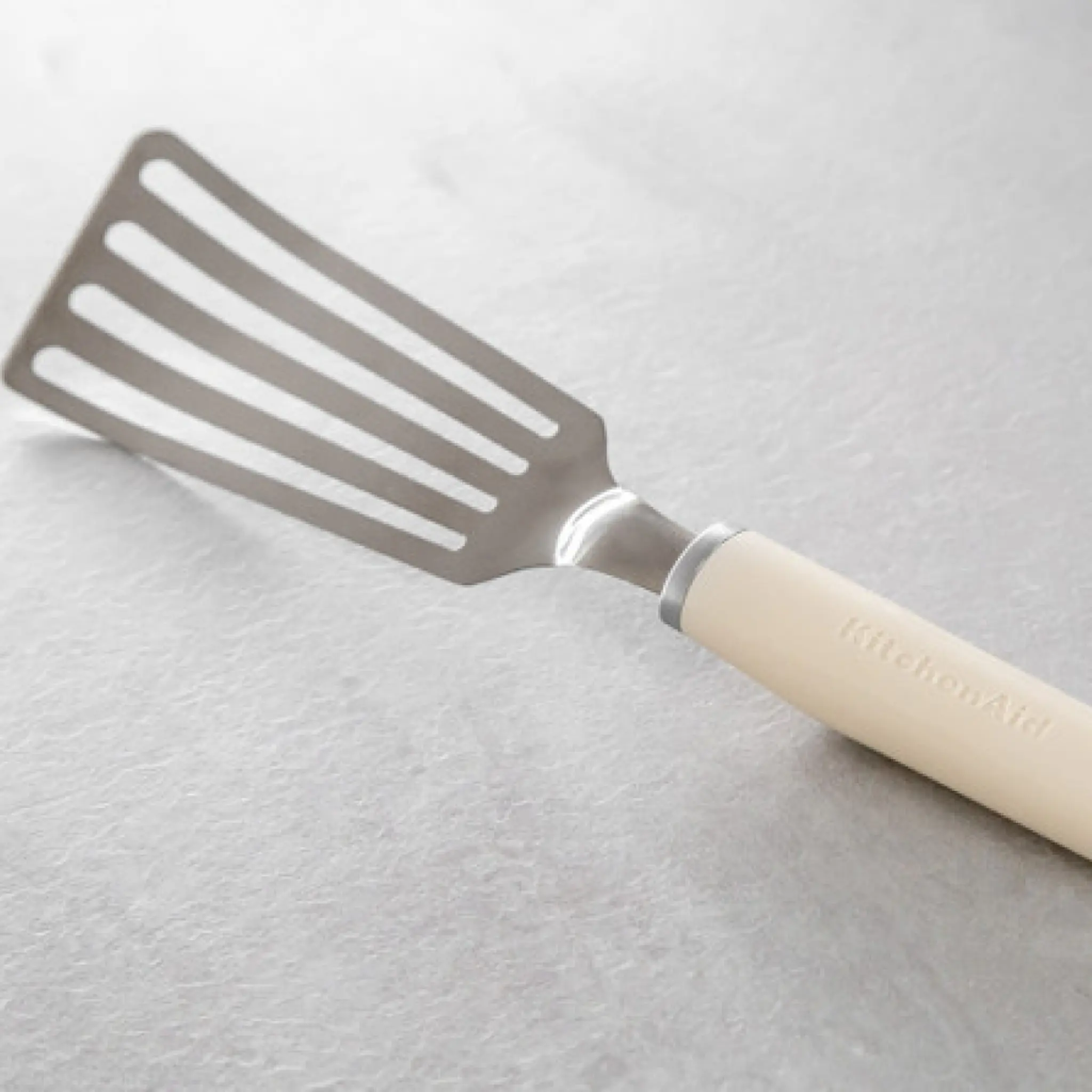 KitchenAid Core stekspade 32,8 cm almond cream