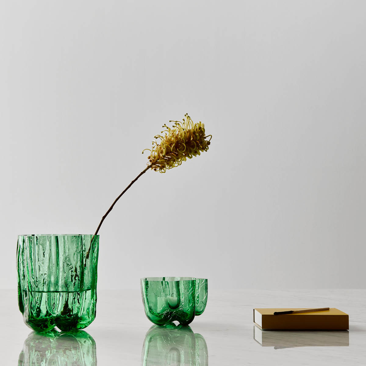 Kosta Boda Crackle lyslykt 5,8 cm mørk grønn