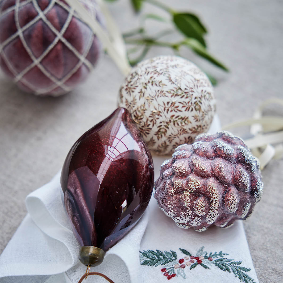 Lene Bjerre Hilde juledekorasjon 8 cm mørkerød