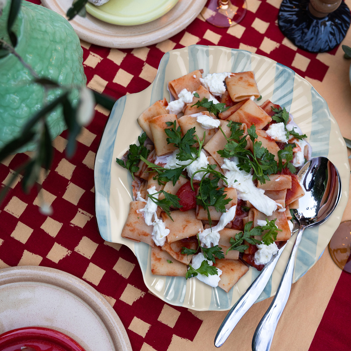 ByOn Armona Tarjoiluastia 32 cm Vaaleansininen/Valkoinen