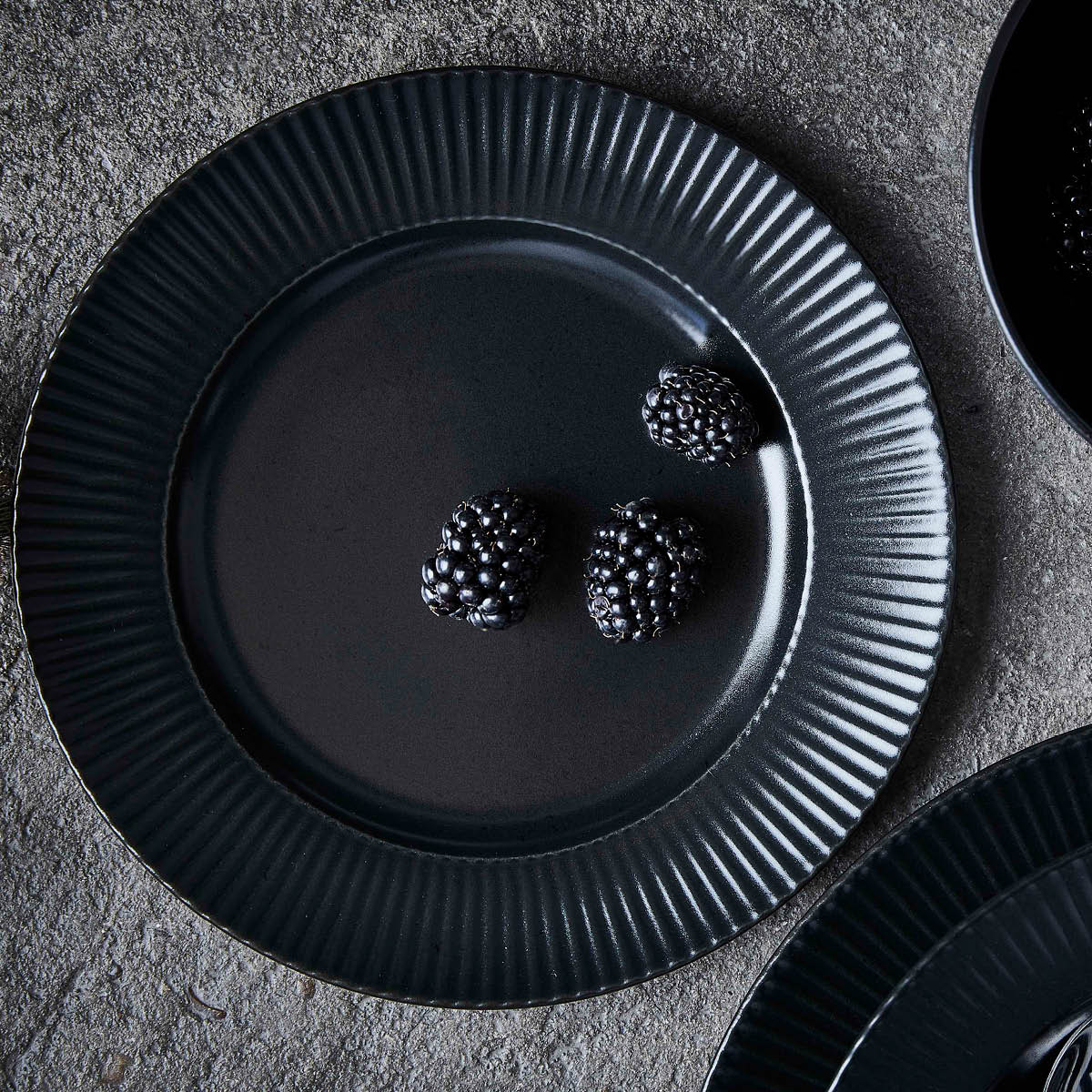 Aida Groovy Lautanen 27 cm Musta