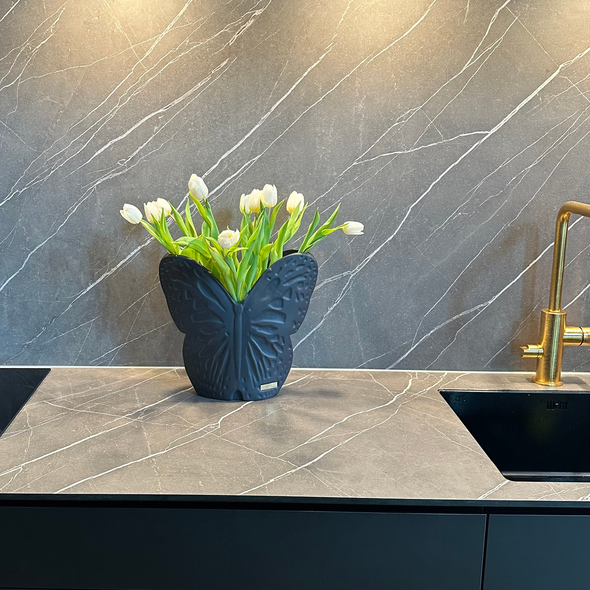 Carolina Gynning Secret Butterfly Maljakko 30 cm Musta